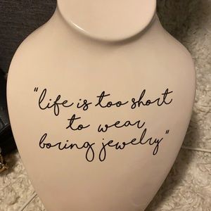 Necklace holder avon